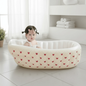 Baignoire gonflable blanche pour bébé avec motifs coeur et coussin de soutien, idéale pour la sécurité et le voyage.
