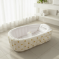 Baignoire gonflable blanche pour bébé avec motifs d'oursons et coussin de soutien, idéale pour la sécurité et le voyage.